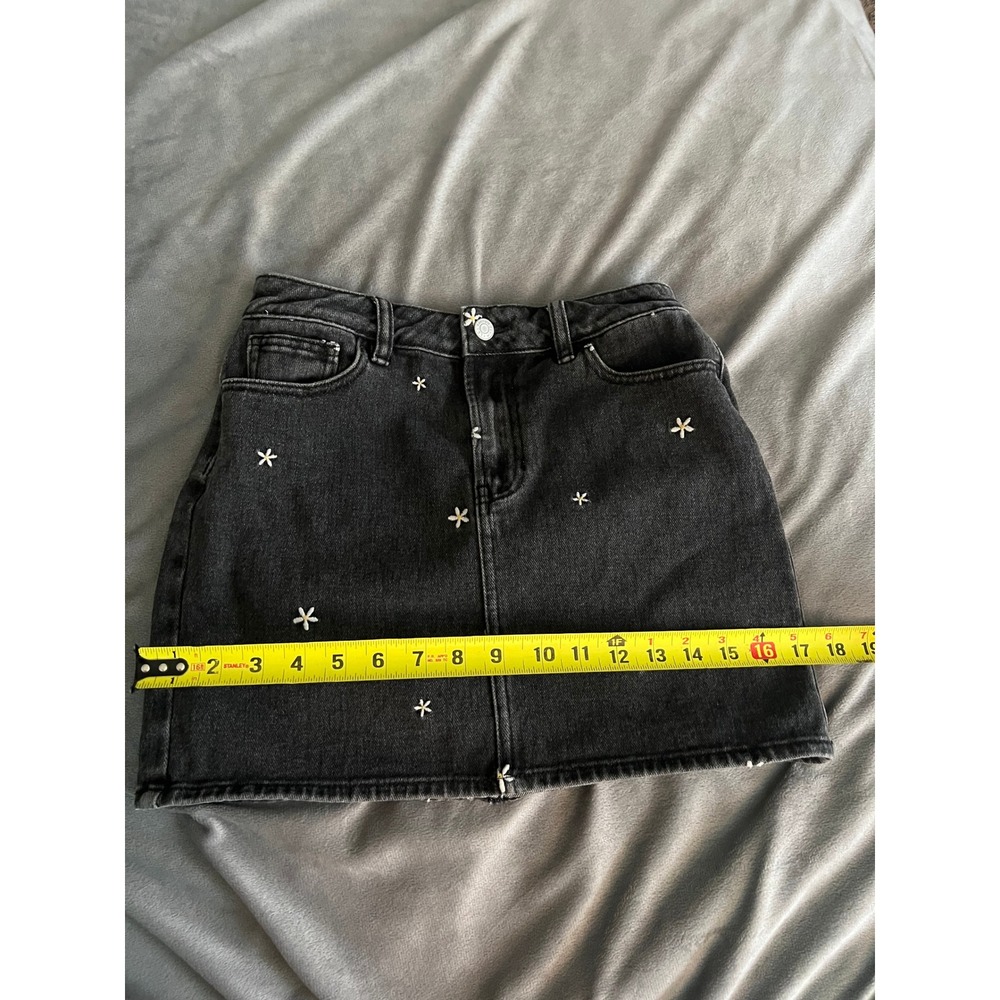 PacSun Black Daisy Embroidered Denim Mini Skirt 25 Floral Cotton Raw Hem - Picture 6 of 9